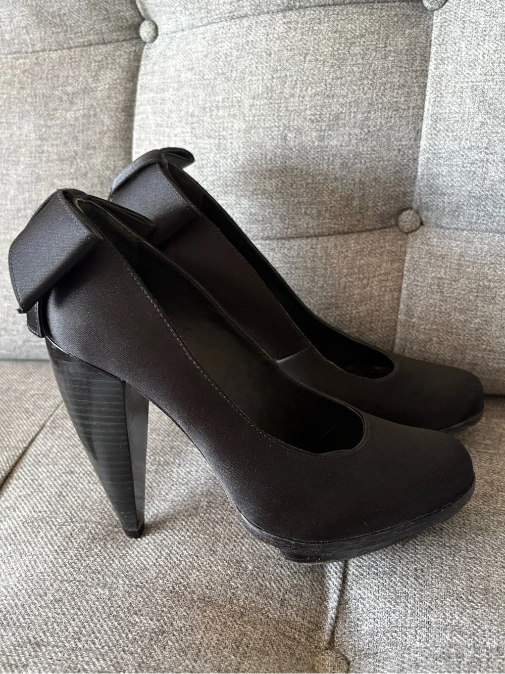 Alice + Olivia Black Satin Bow Pumps Heels Cone Heel Round Toe Size 7